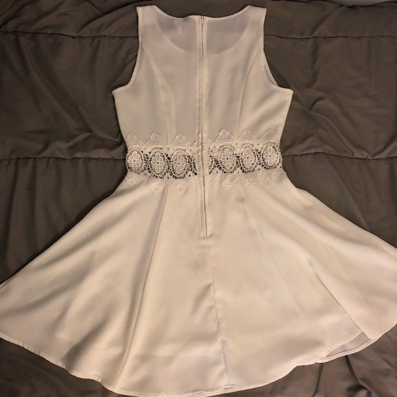 White flare dress with lace detail - Picture 2 of 3